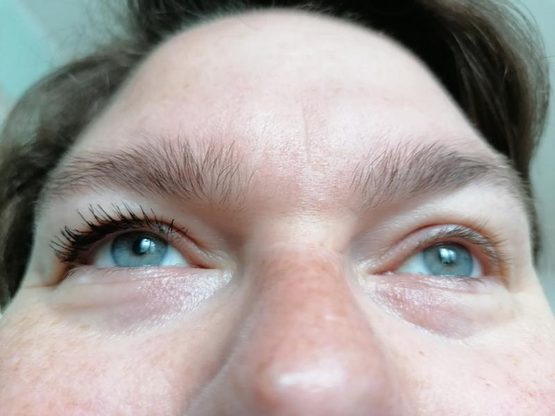 Ein Auge mit und eins ohne