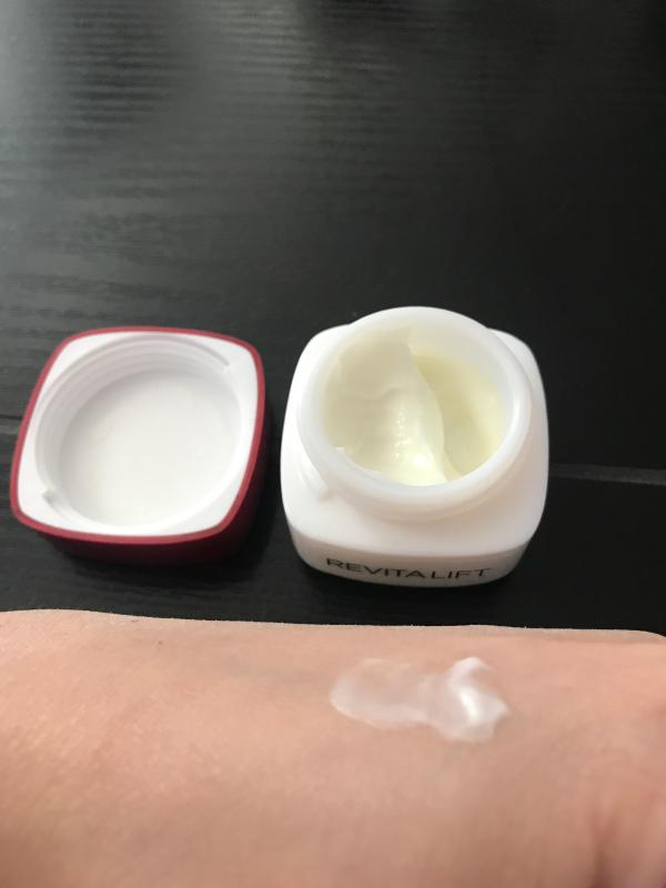 Sehr angenehme Augencreme