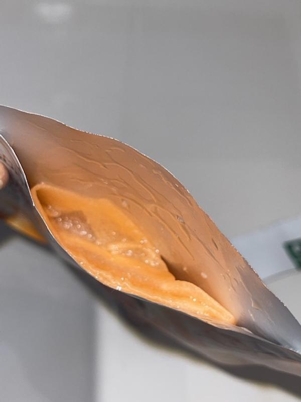 L‘ORÉAL Vitamin C Sofort Glow Serum Maske geöffnet im Sachett, man sieht wieviel Serum drin ist, super