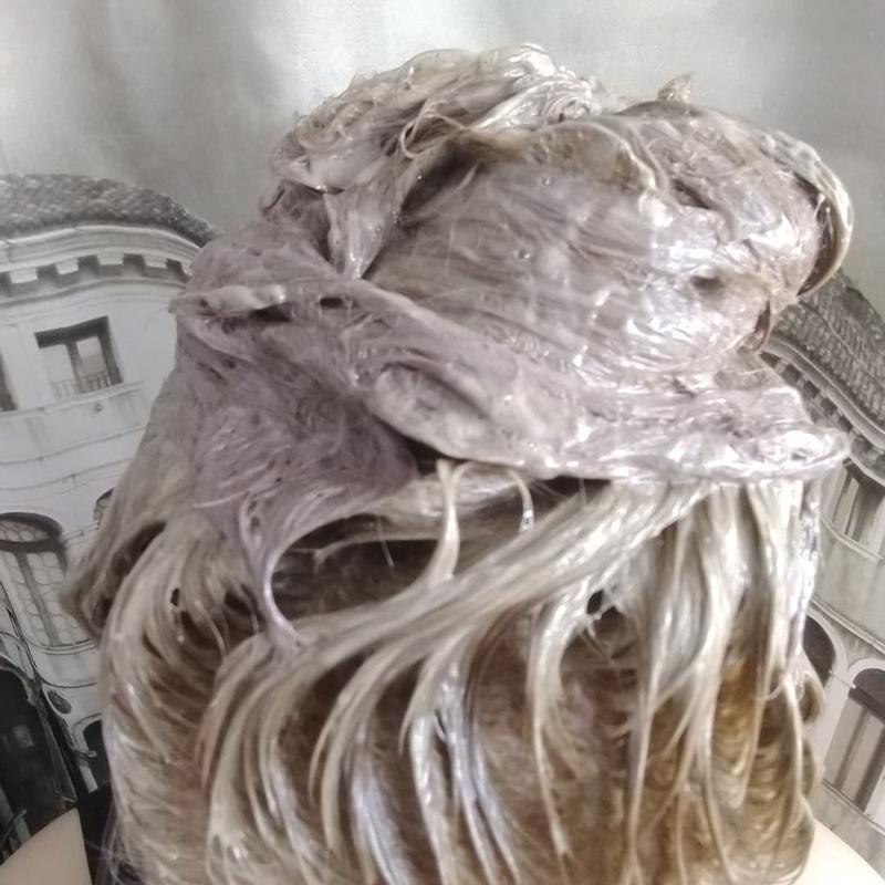 Sehr gute Konsistenz, die in den Haaren bleibt und nicht mein Umfeld mitfärbt. Dazu ein sehr angenehmer Duft.