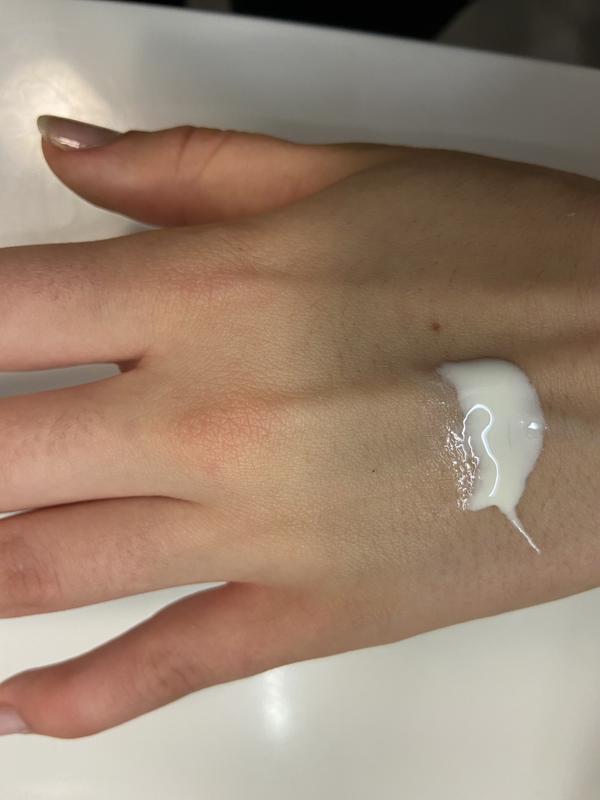 Auf der linken Seite habe ich die Sonnencreme auf der Hand verteilt. Es ist nichts zu erkennen und schimmert nicht!