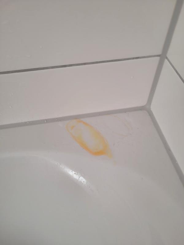 Ausgelaufenen Duschgel bei korrekt verschlossener Flasche