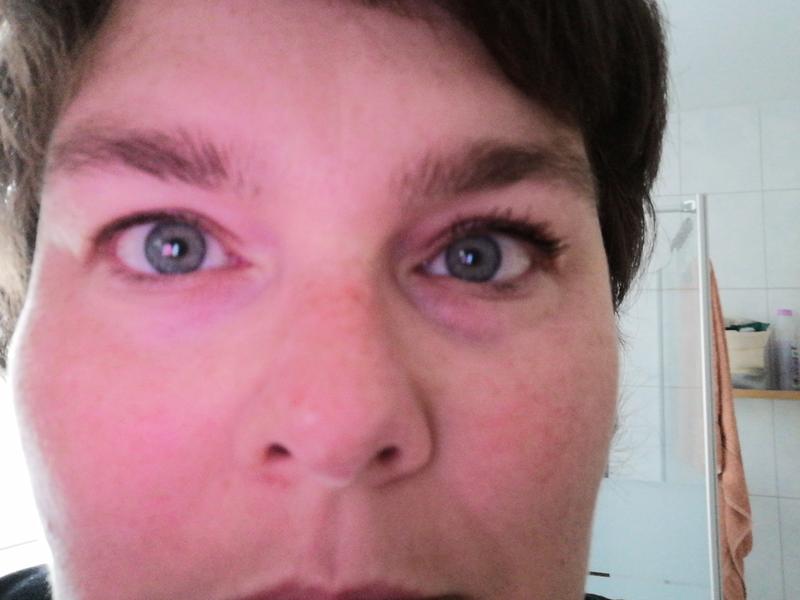 Ein Auge mit und eins ohne