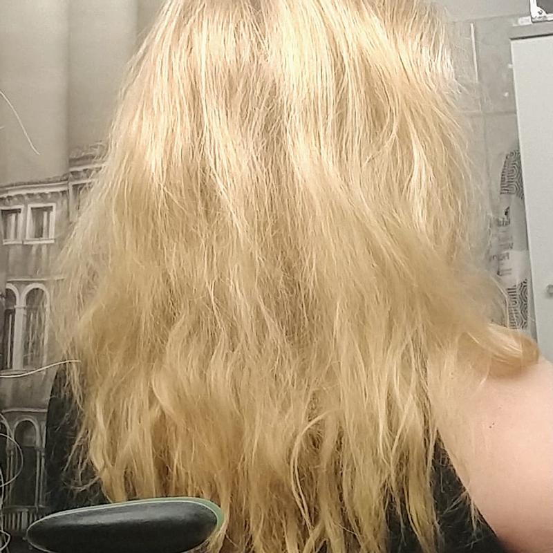 Vorher: grauer Ansatz, alte, verblasste Coloration mit Gelbstich