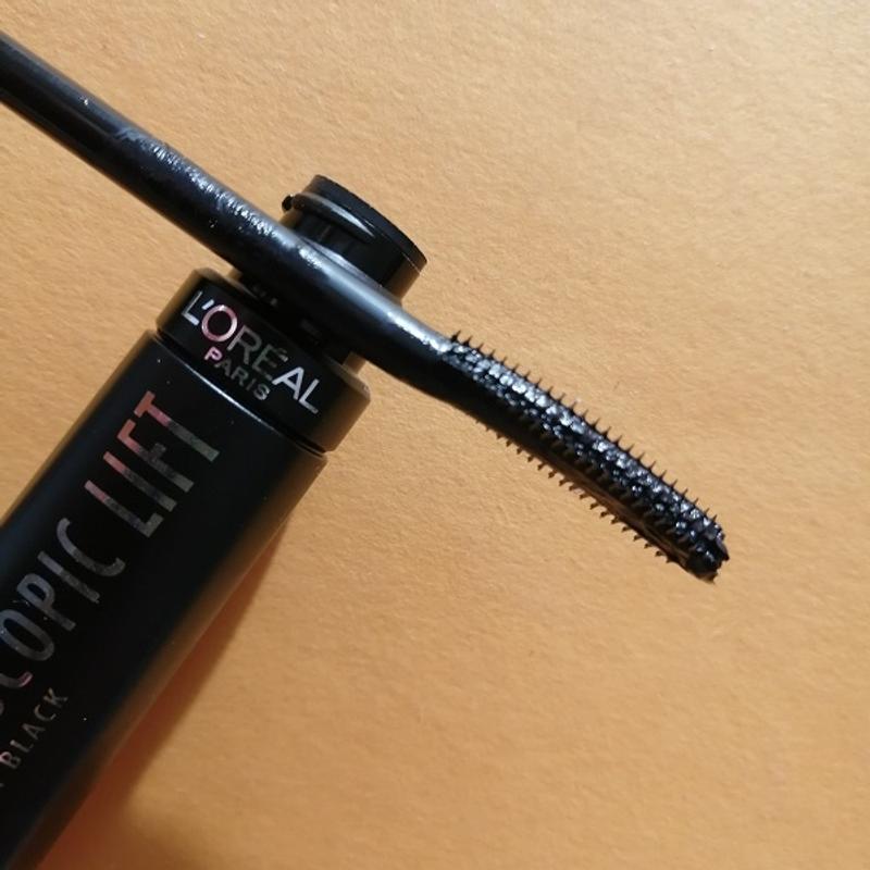 [Werbung] L’ORÉAL Paris Telescopic Lift Extra Black Mascara Bürste erster Teil