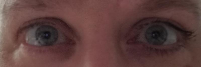 Linkes Auge mit Mascara, rechts ohne