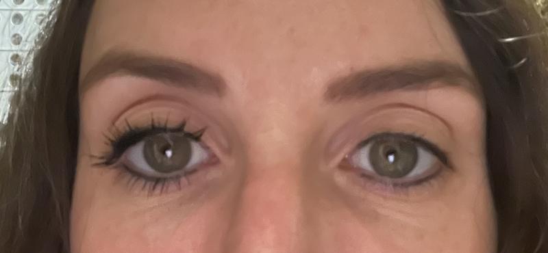 Ein Auge mit Mascara