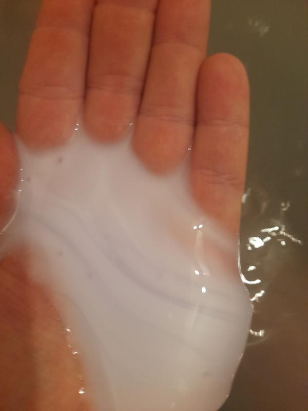 Das Shampoo auf der Hand, hier sieht man den lila Glanz Effekt.