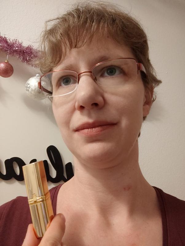 Meine Schwester mit dem Lippenstift
