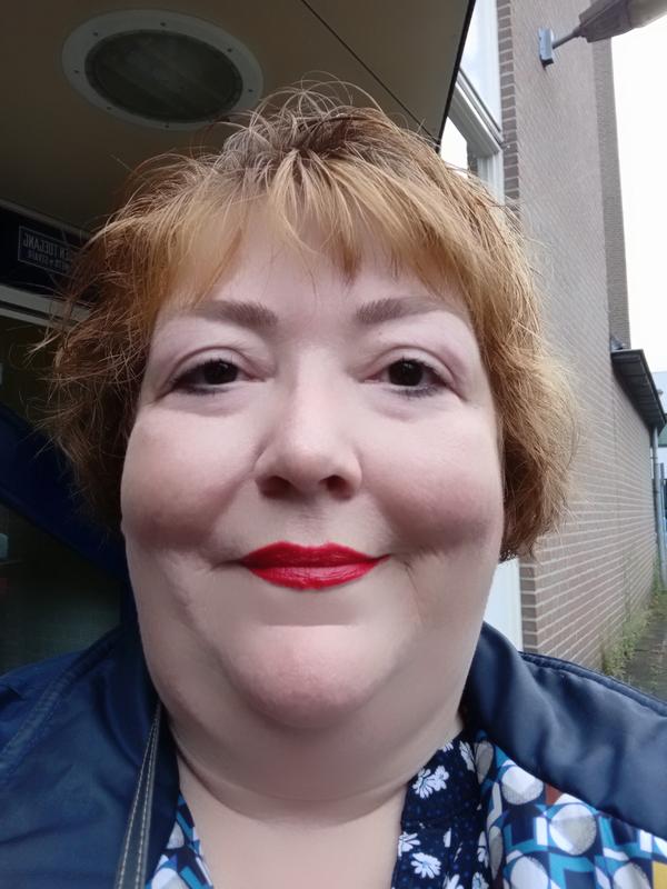 This is me :-) Rode haren zijn van mezelf en hier in de make-up van de infailable serie van L'oréal Paris. Snel een mooie look vind ik!
