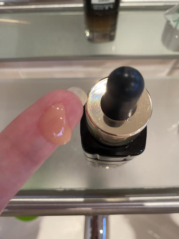 Het serum op mijn vinger
