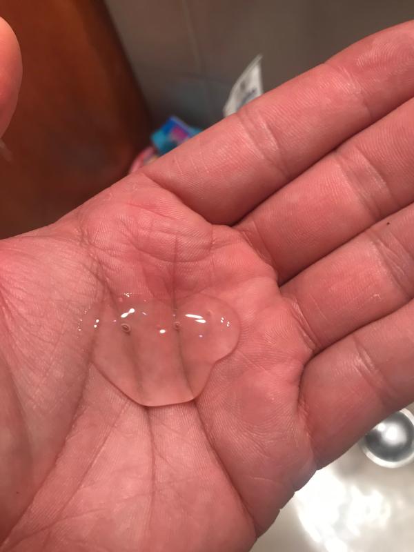 De gel in de hand.