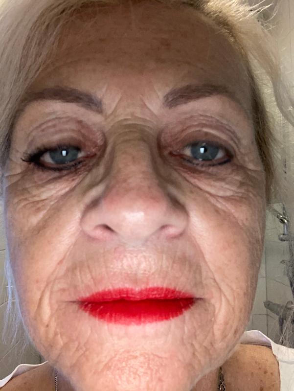 Met lipstick en een oog wel en een oog zonder mascara