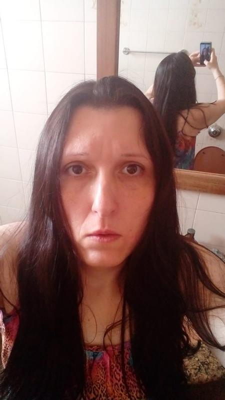 Foto tirada com o reflexo da luz e ainda sim o cabelo bem escuro.