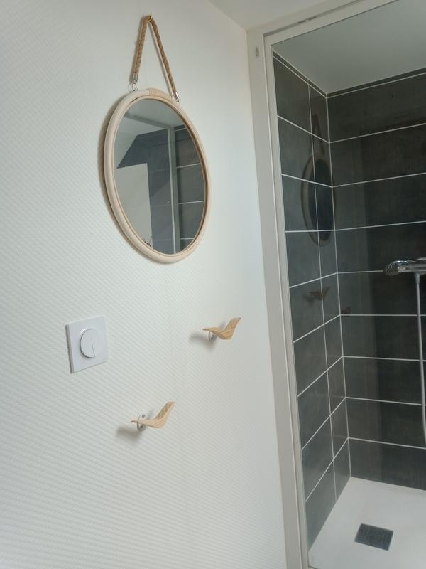 Patère design oiseau bois naturel à fixer au mur avec une cheville