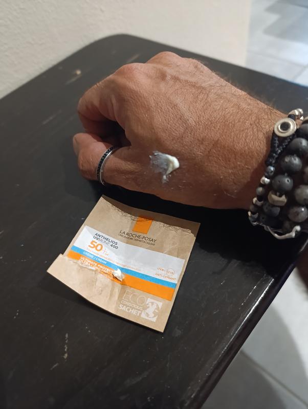 👋 Applicazione sul dorso della mano – texture leggera, fluida e facilmente stendibile.