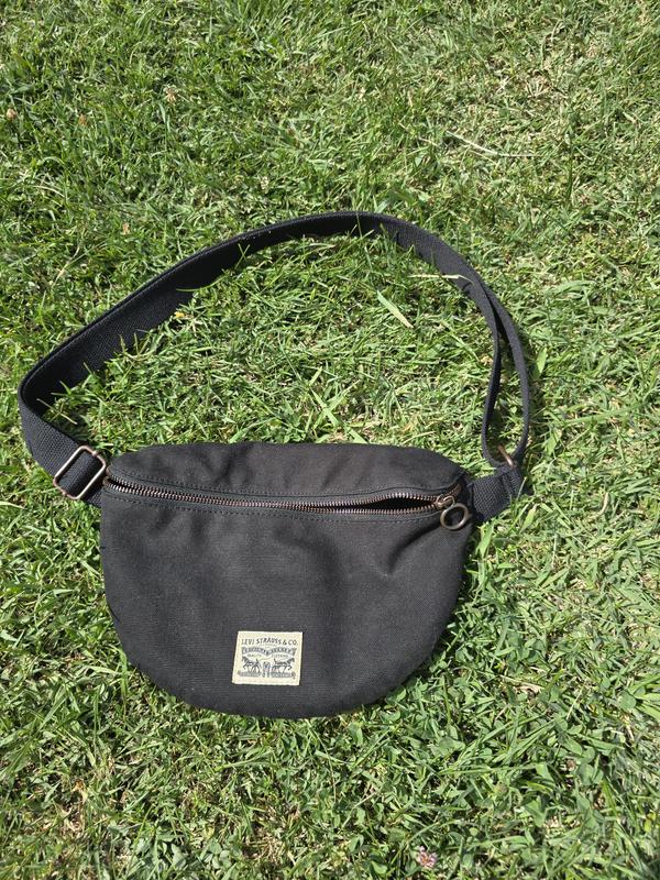 Riñonera cómoda y amplia he llegado a llevar gafas de sol,kleenex,monedero,llaves,pasaporte caja de chicles y el movil. Estoy encantada con la compra,probablemente la compre en otros colores.