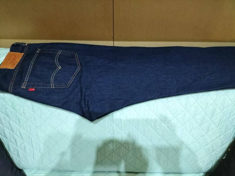 Come si nota , su questo paio l'etichetta é tutta rossa con un bollino bianco che indica l'® !! Curioso...