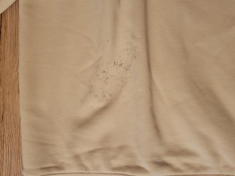des tâches de moisissures sur 1 pull que je viens de recevoir, même pas protégé par un plastique !
