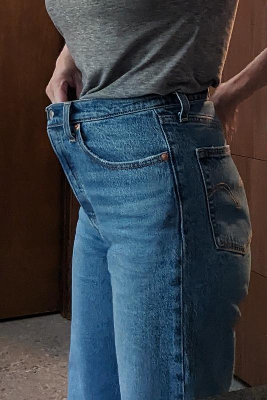 These are a 27. I ordered a 26 and couldn't button them, exchanged for the 27s and they are huge. I usually wear a 28 in wedgies