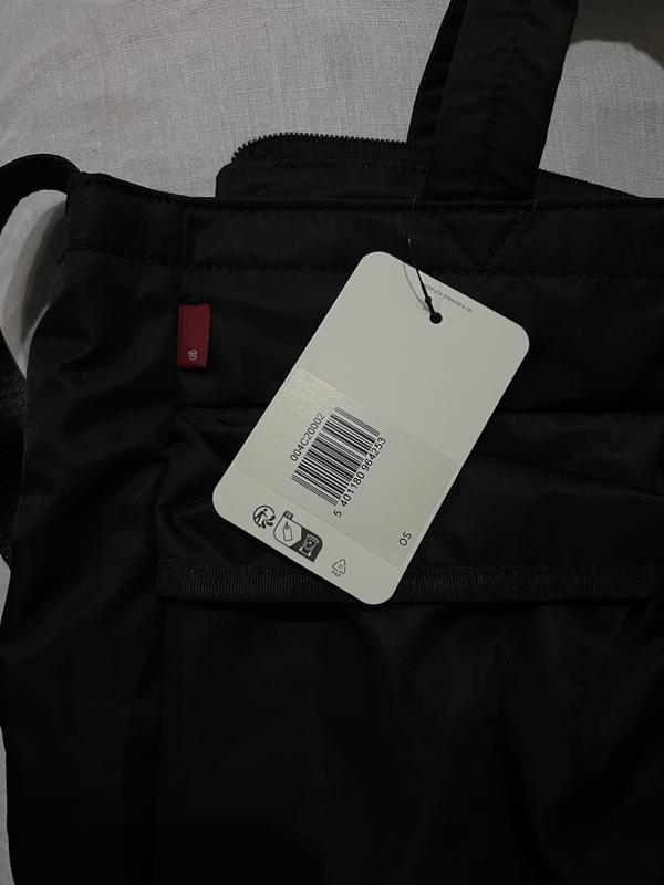 No ‘Levi’s’ word on Red tag