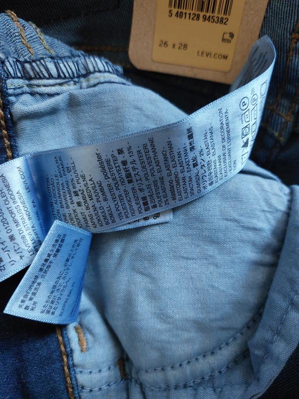 Die Etiketten sind schon gefärbt, obwohl die Jeans neu sind.