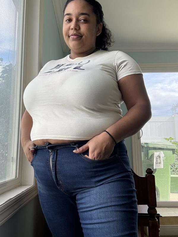 My new Levi’s tee and jean combo! I love the color contrast