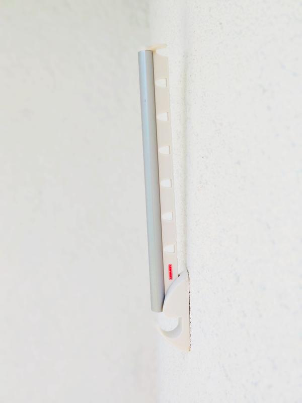 Leifheit Porte cintre mural Airette, Support de cintre pouvant accueillir  jusqu'à 7 cintres, Tringle à vêtements rétractable de 31 cm à fixer au mur  : : Cuisine et maison