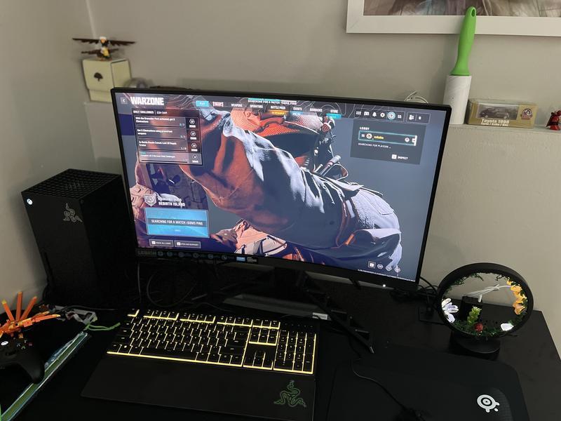 Lenovo Legion R27fc-30 - Monitor Da Gaming Curvo 27" FHD, 240Hz, 0.5ms, FreeSync Premium