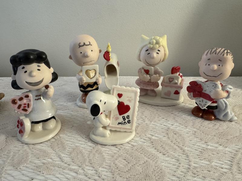 スヌーピー LENOX 陶器 海外 置物 バレンタイン 4点セット Peanuts 5-Piece Valentine's Figurine Set – Lenox Corporation