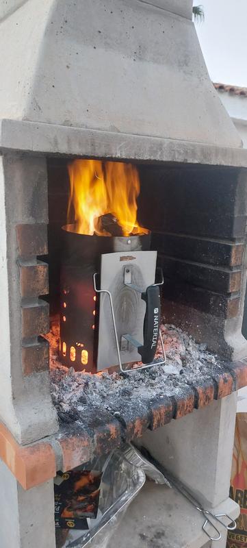 Encender carbones en un encendedor de chimenea alto