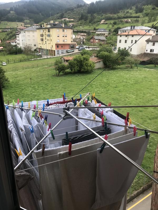 Leroy Merlin tiene el tendedero con paraguas para secar la ropa en el  exterior incluso en días de lluvia