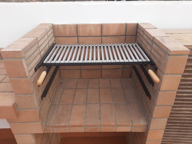 RUECAB Parrilla Doble Para Salchichas De Barbacoa – Acero Cromado, 29x9 Cm, Para 6 Salchichas, Con Mango De Madera