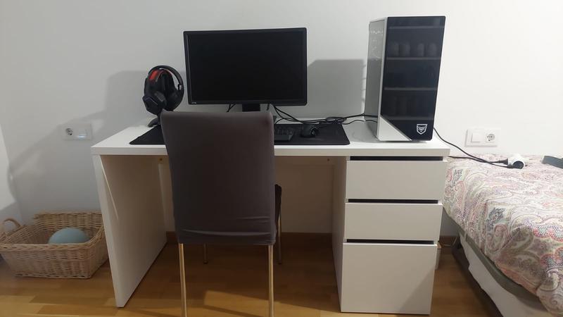Mesa de escritorio Chest con dos cajones y una puerta color blanco  138x74x60cm