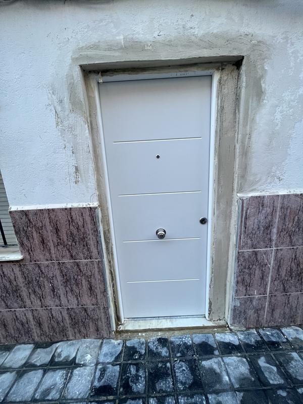 Puerta Exterior Entrada 3P Clavos Saga blanca de 90x210cm - Puertas Calvente