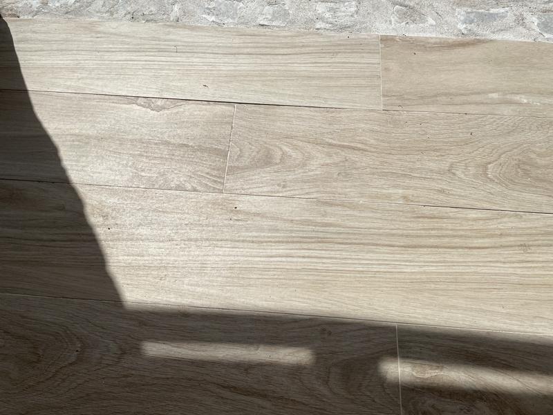 ARTENS - Plancia in PVC a incastro - Effetto legno grezzo grigio beige -  1,1 m²/5 doghe