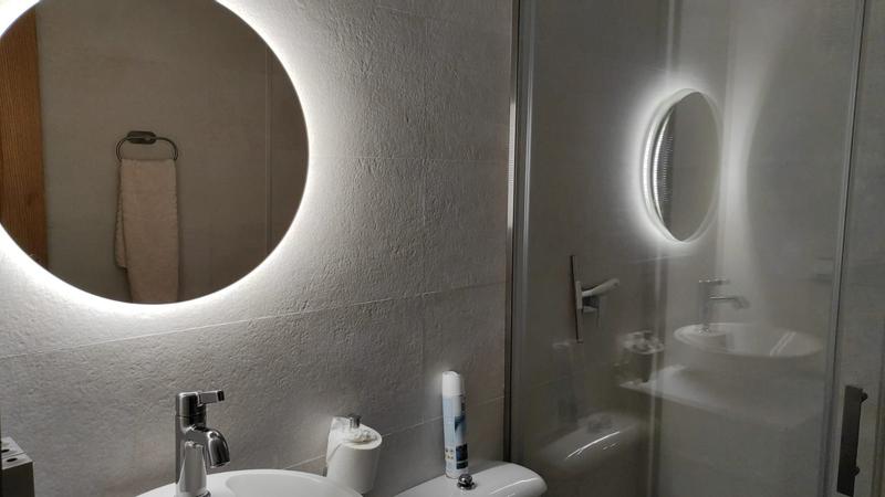 TheiaMo - Espejo de baño LED ovalado, 83.8 x 50.8 cm iluminado montado en  la pared con marco de metal, espejo inteligente impermeable IP66 antivaho