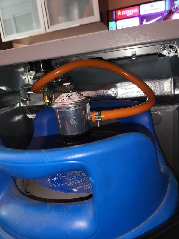 Pack regulador con válvula de seguridad, tubo gas butano, indicador de  carga, soporte bombona y abrazaderas - DUKTO - Tienda online de accesorios  de fontanería.