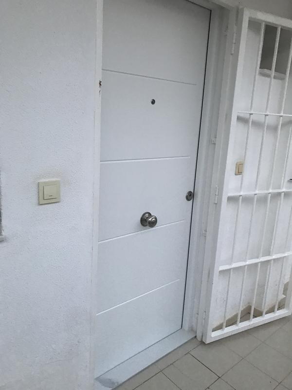 Puerta Exterior Entrada 3P 1105 Saga blanca 90x210cm y portero