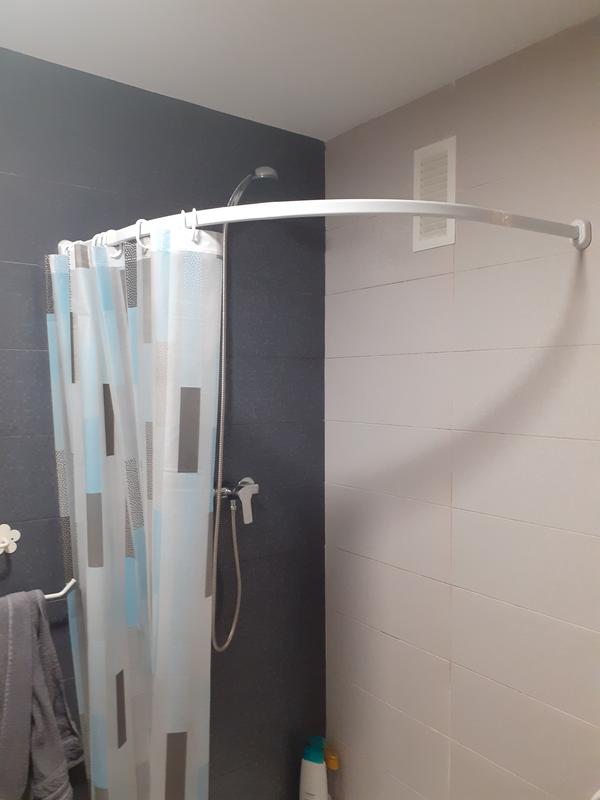 Cómo instalar una barra curva para cortina de baño