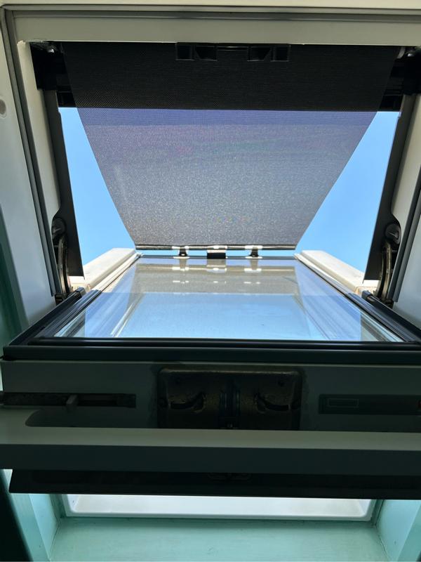 Volet fenêtre de toit roulant à énergie solaire Velux SSL SK06 (Via ODR  50€) –