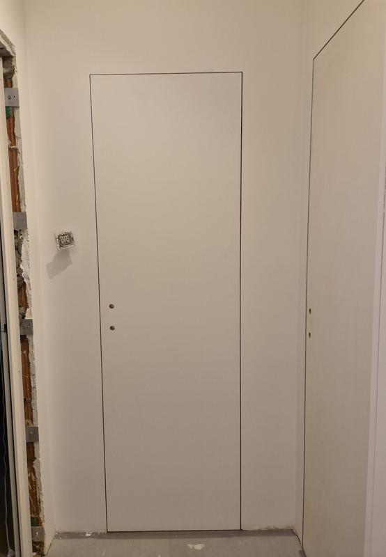 Porte Invisible Italienne – Type Fleur De Mur – Alu/Bois – Gris – Plusieurs Exemplaires