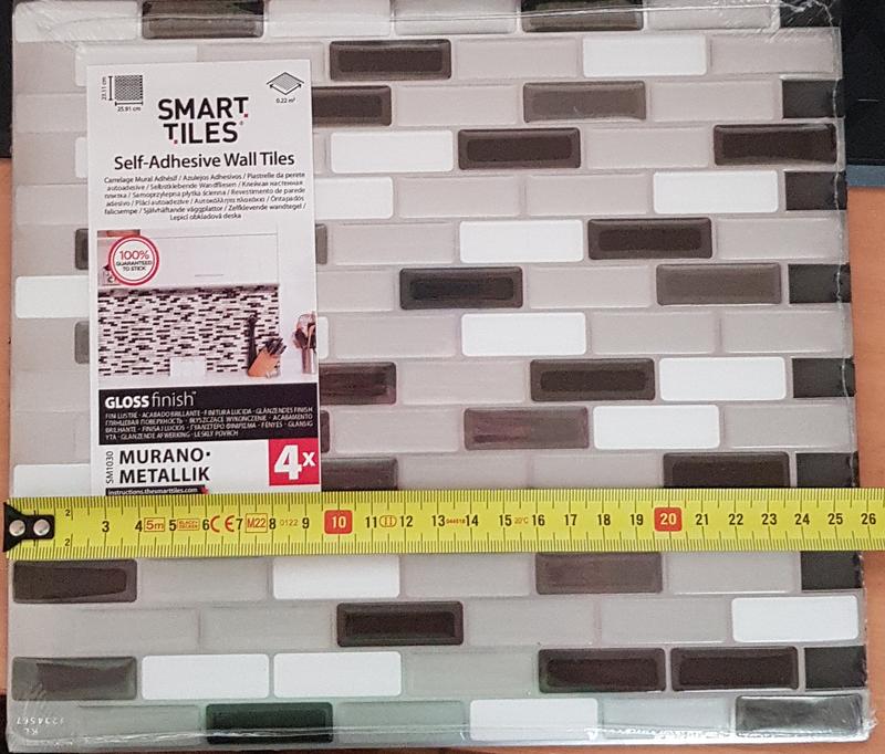 Carrelage mural adhésif Smart Tiles – Installation du modèle imbriqué  Murano Metallik 