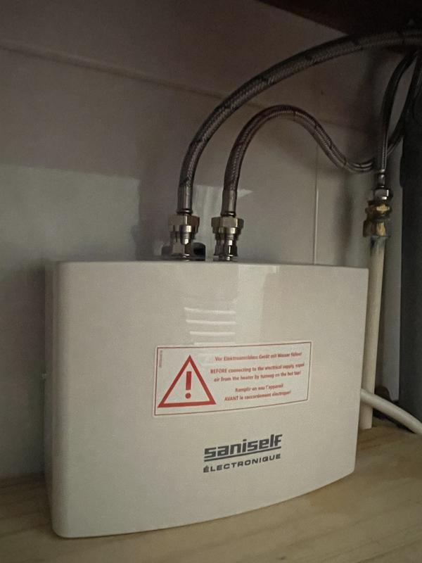 Chauffe-eau instantané élec dessus lavabo SANISELF 4.4 kW hydrau. avec  mélangeur
