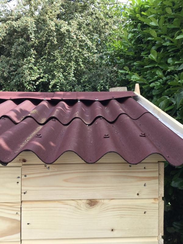 Abri de jardin 3.55m² avec plancher bois et toiture en plaques ondulées