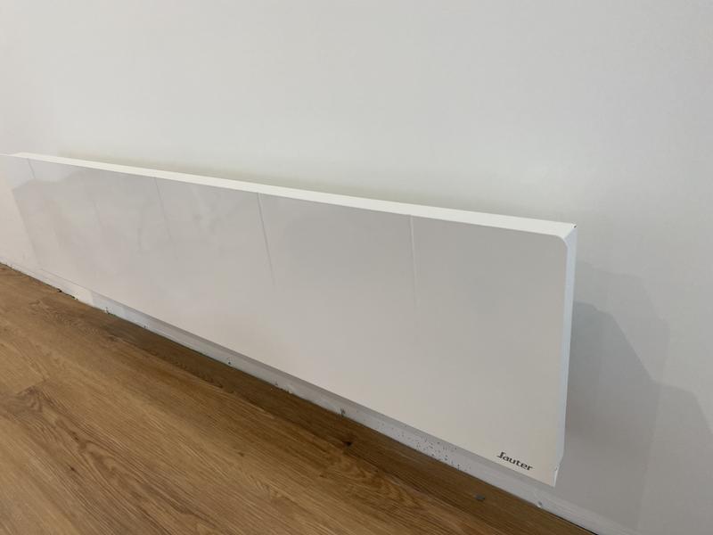 Radiateur électrique connecté à inertie sèche 750 W SAUTER Gyali plinthe  blanc - Enki