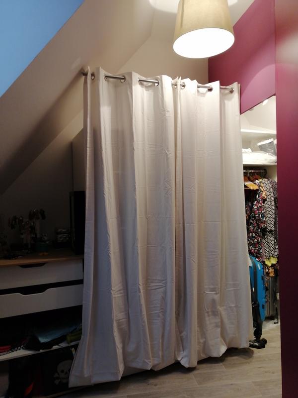 Dressing sous-pente avec rideaux et autres déco: Comment cacher un fil  électrique au plafond?