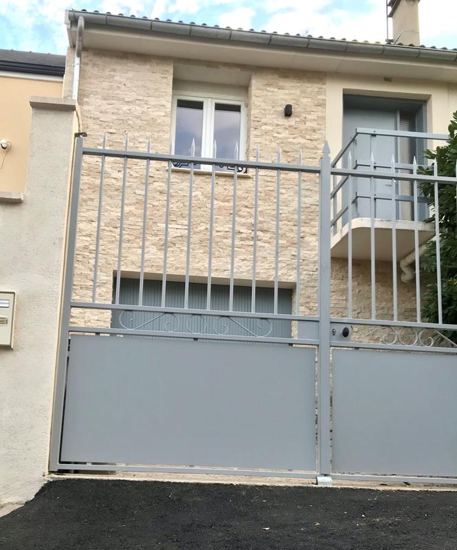 Ouvrir la fenêtre modale de l'avis 1 sur 2