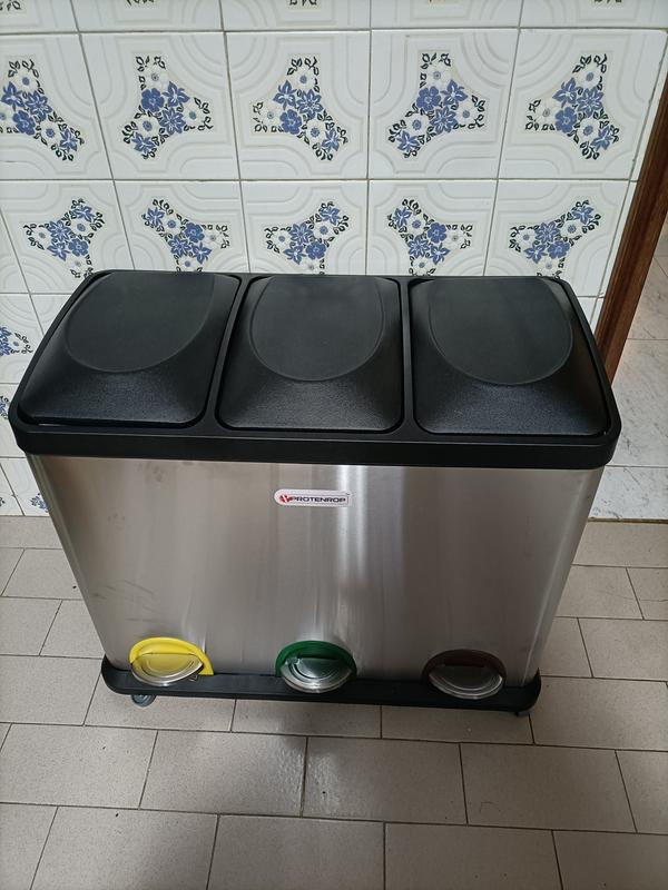 La poubelle VonHaus 50 litres : grande capacité et 3 coloris pour