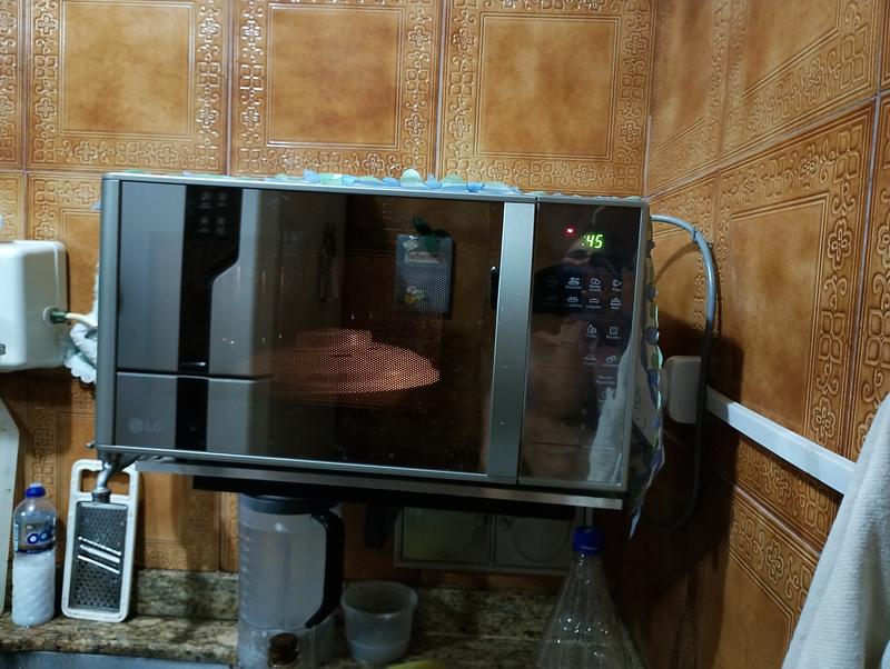 Micro-ondas LG 30 litros Prata Limpa Fácil (MS3043BR)